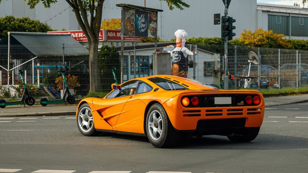 Avistamento da icónica McLaren F1 na rúa