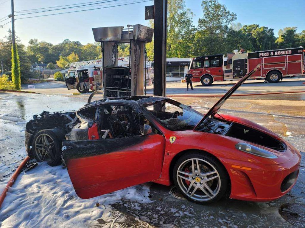 Ferrari F430 sofre incendio durante o abastecemento