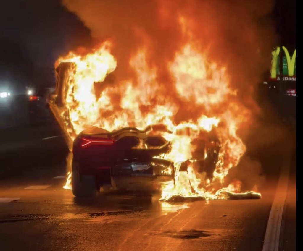 Lamborghini Revuelto en llamas: el incidente viral