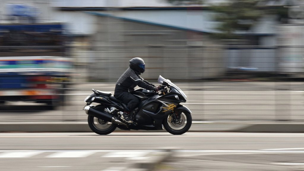 Motociclista capturado por exceso de velocidade