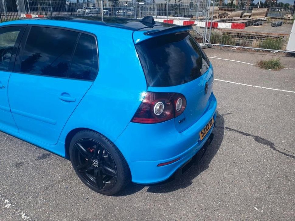 Unica Volkswagen Golf V GTI en color Blau Laser