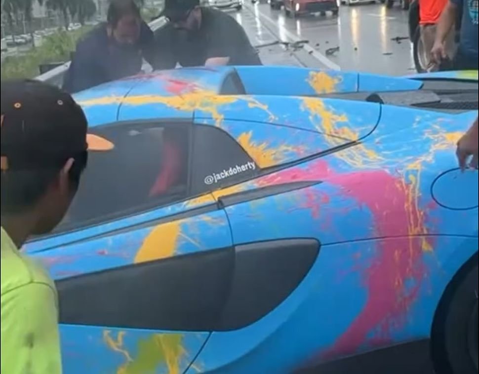 YouTuber prioriza grabación tras chocar su McLaren